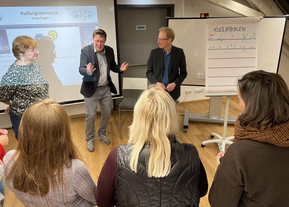 Menschen stehen im Kreis und Diskutieren