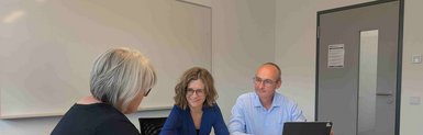 VHS-Weiterbildungsinitiator Sven Glier im Gespräch mit junger Frau