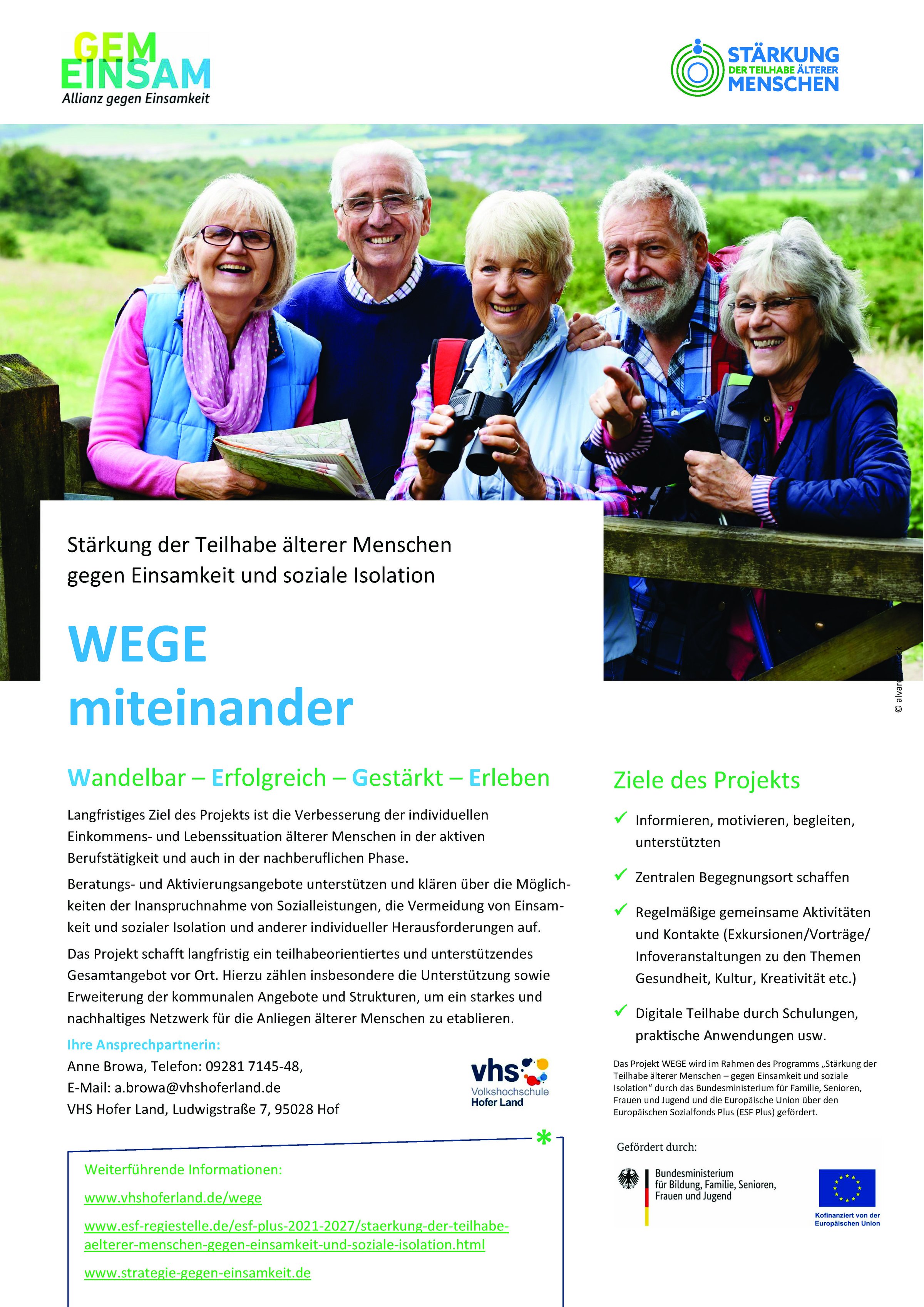 Plakat mit Infos zum Projekt und Bild von Spaziergängerinnen im Wald