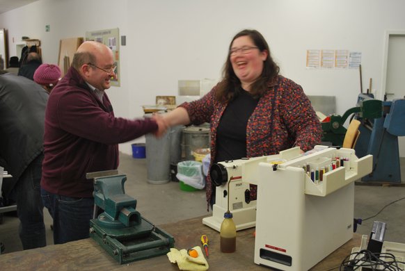 Zwei Menschen reichen sich glücklich die Hand Zwei Menschen reichen sich glücklich die Hand