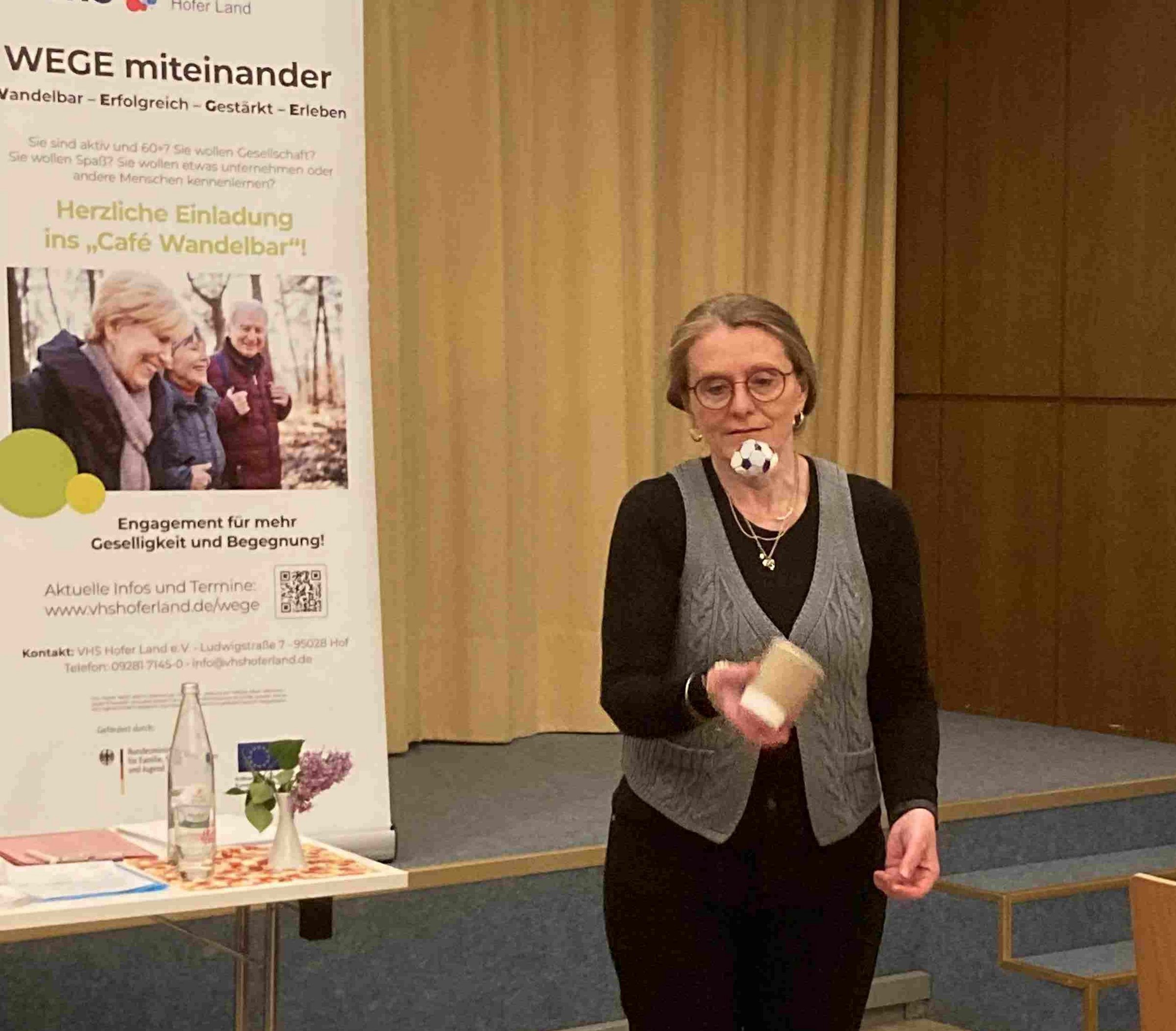 Dozentin Anne Browa von der VHS zeigt Ballübung