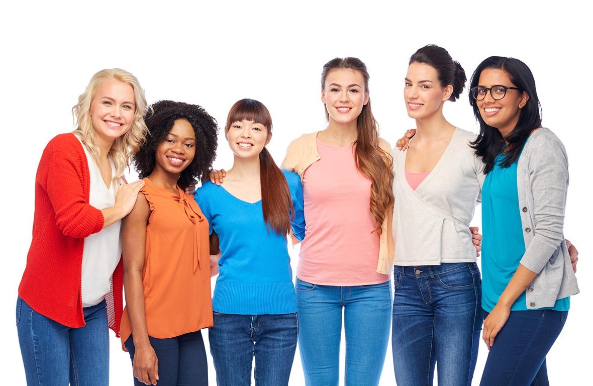 Auf dem Bild sieht man Mehrere Frauen, mit verschiedenen Nationalen Hintergründen, die sich auf einem Gruppenbild positionieren. 