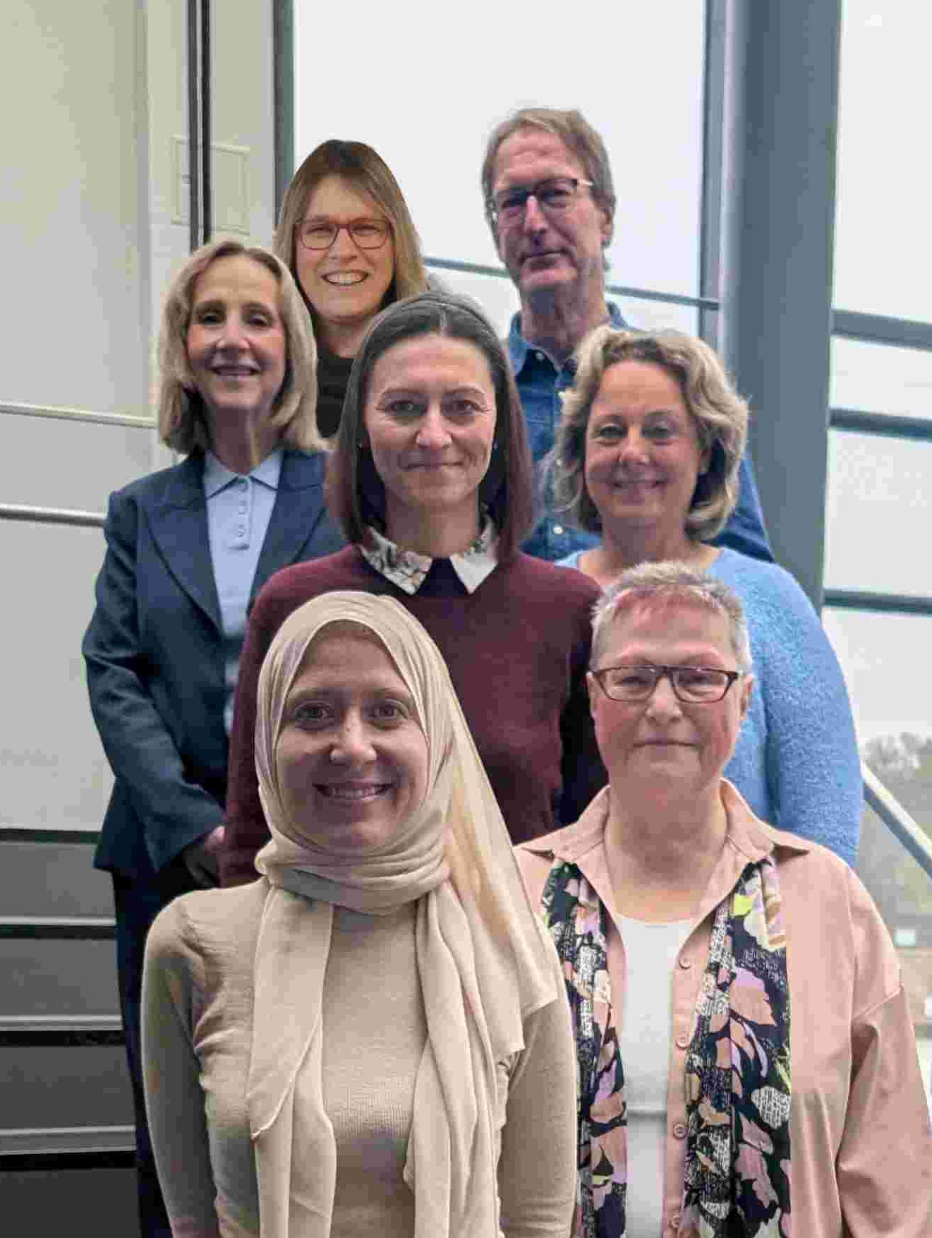 © VHS Hofer Land Teamfoto auf der Treppe in der VHS, Glashalle