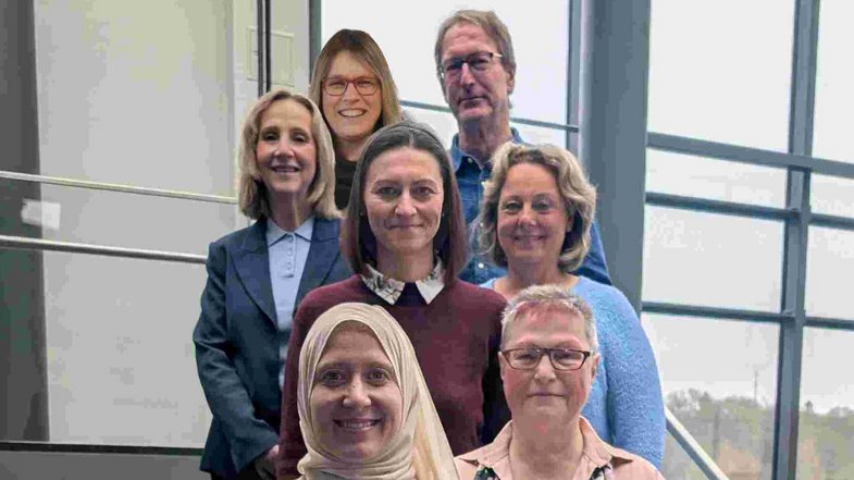 Teamfoto auf der Treppe in der VHS, Glashalle