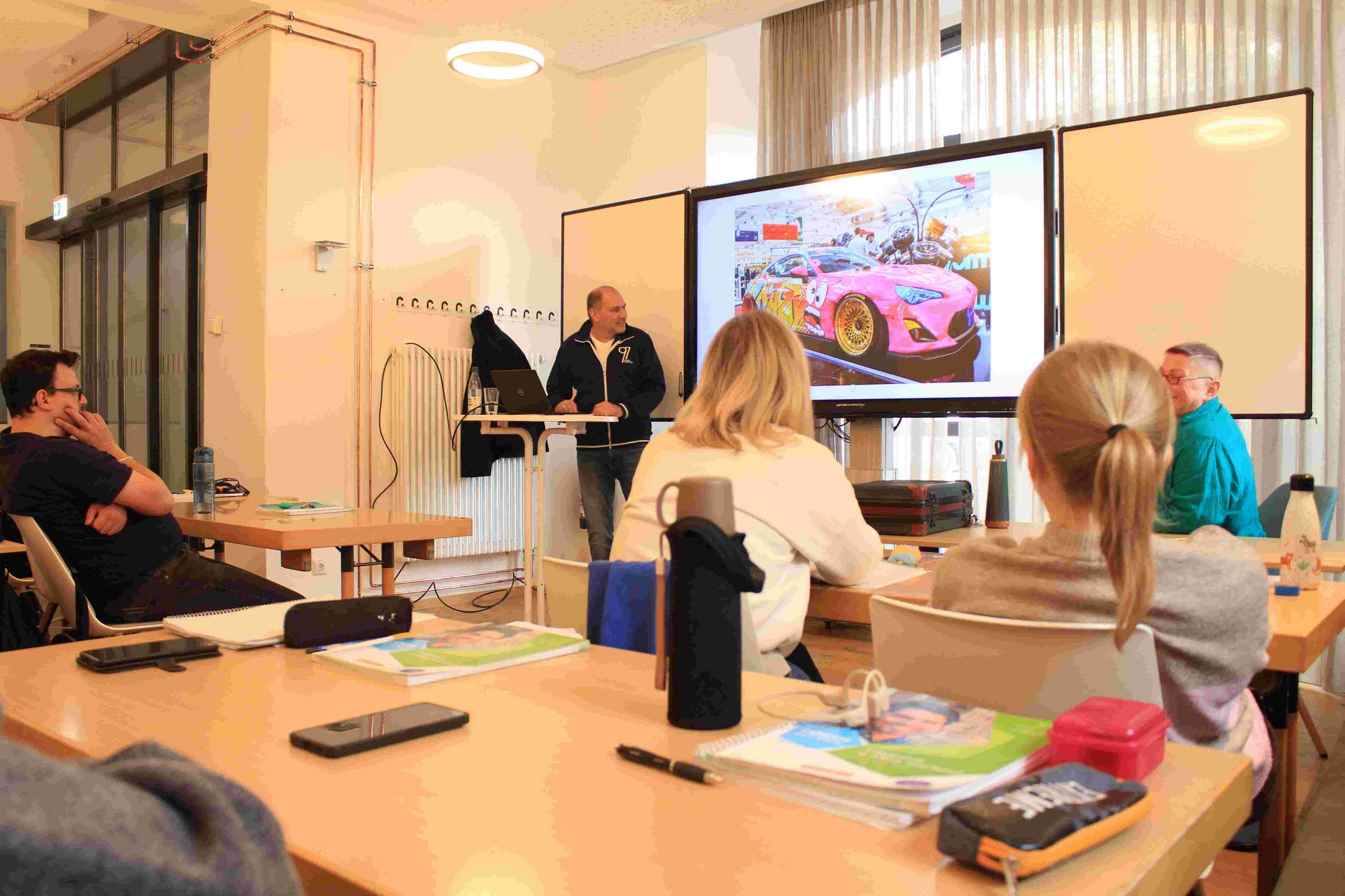 Schulungsraum von hinten fotografiert