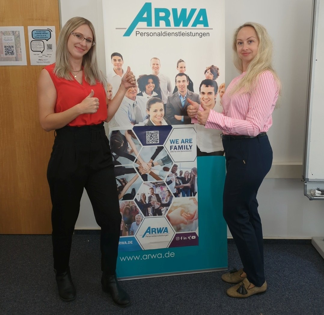 Zwei Frauen vor Rollup zu Zeitarbeit