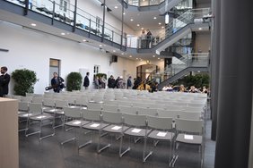 bestuhlte Glashalle von innen bestuhlte Glashalle von innen