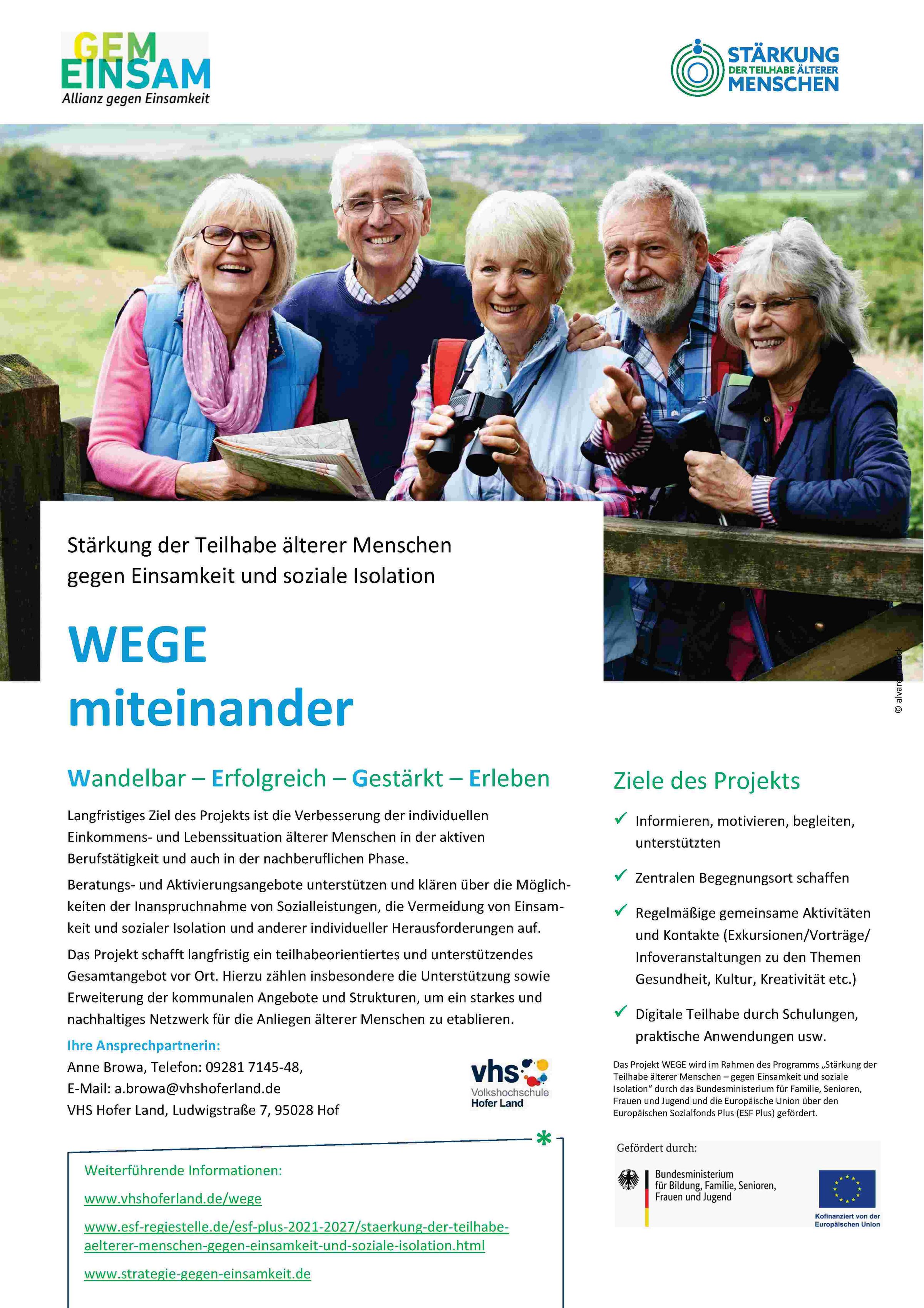 Lachende Senioren auf Waldspaziergang 
