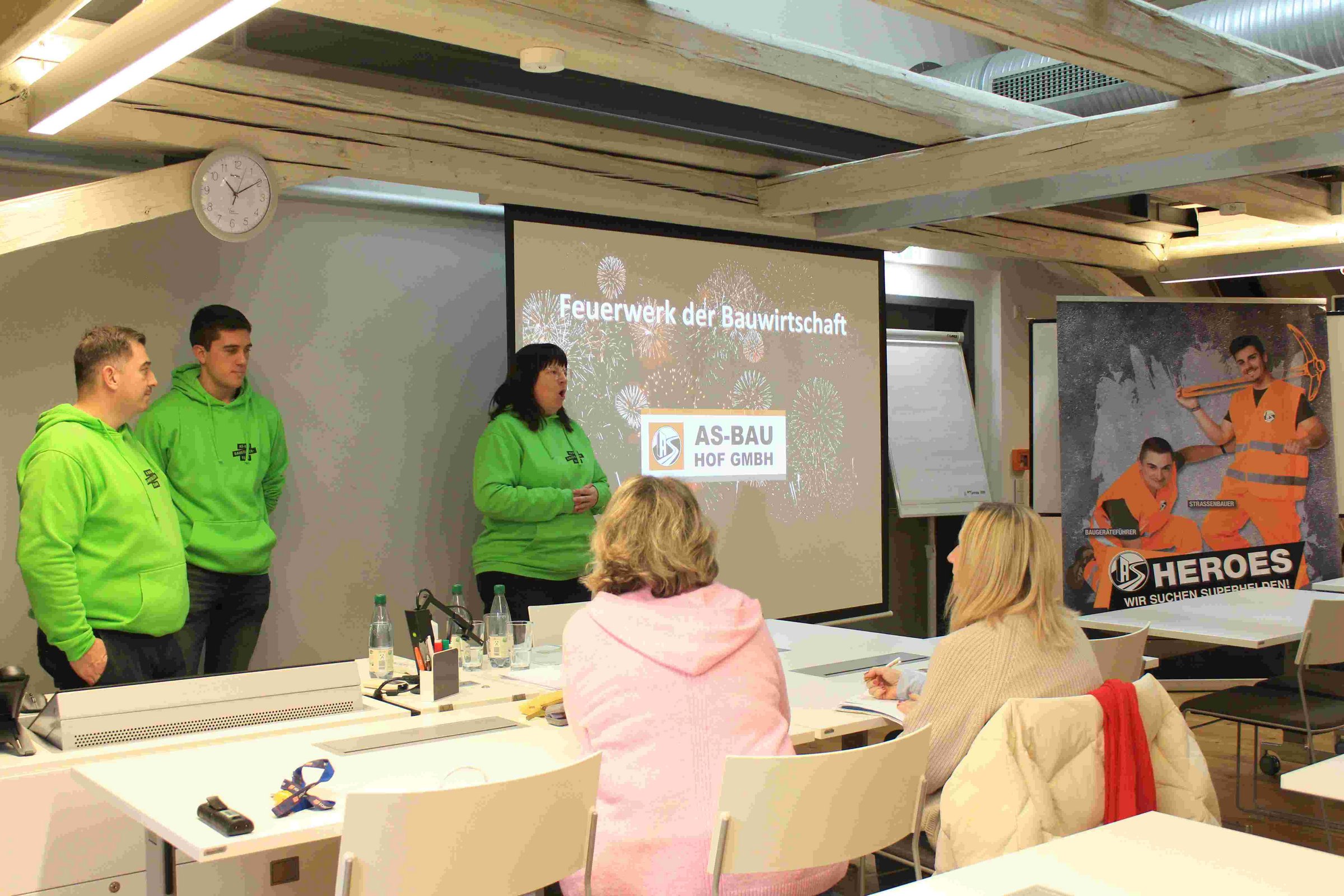 Schulungsraum von hinten fotografiert