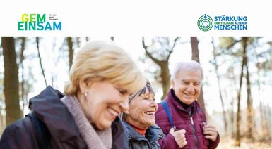 Drei Senioren wandern lachend