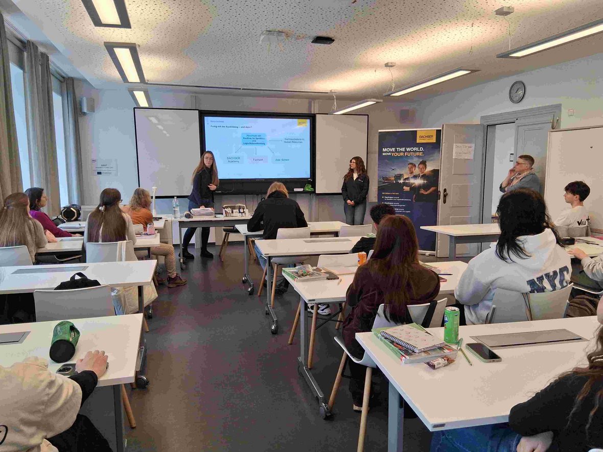Klassenraum mit erwachsenen Schülern und Schülerinnen von hinten