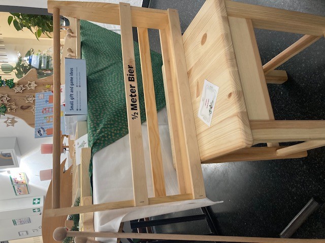 Bierträger auf Hocker