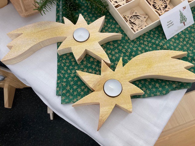 Holzsternschnuppen mit Teelicht in der Mitte