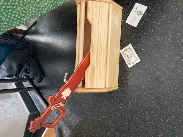 Holzschwert in einem Werkzeugkasten