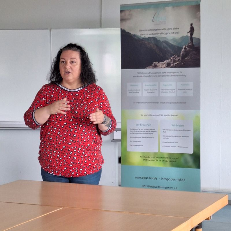 Ramona Pecher-Schnabel steht vor Klasse und erklärt.