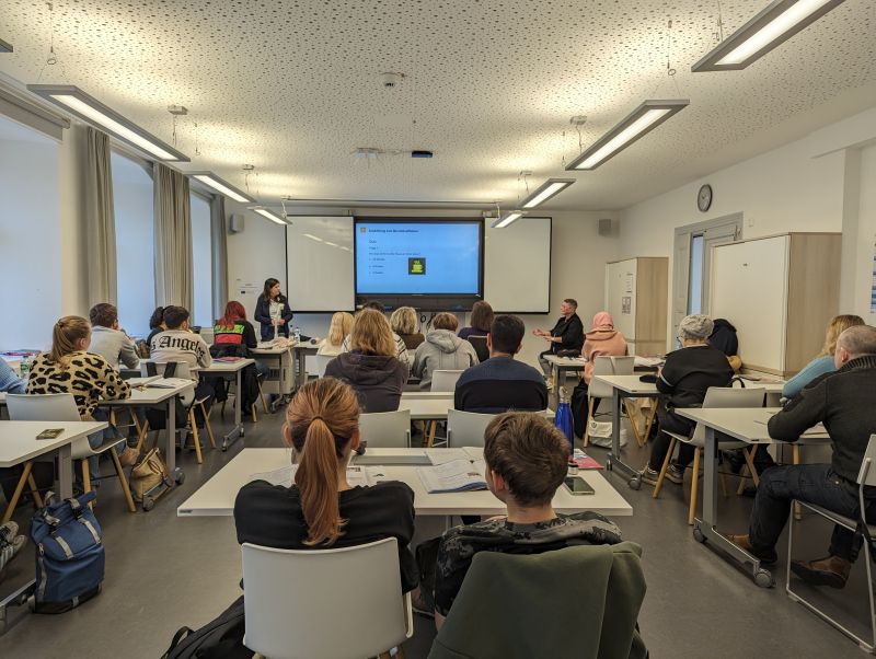 Schulungsraum von hinten fotografiert