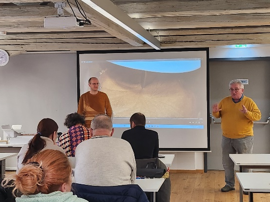 Schulung im Klassenraum von hinten fotografiert