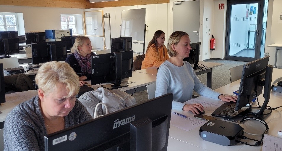 Viele erwachsene Frauen beim PC-Lehrgang